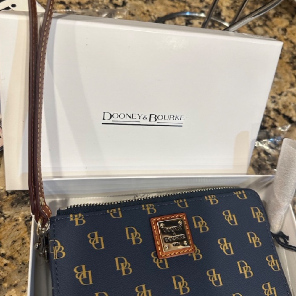 Dooney & Bourke Brown Zip Around Wristlet NWT - Picture 3 of 15